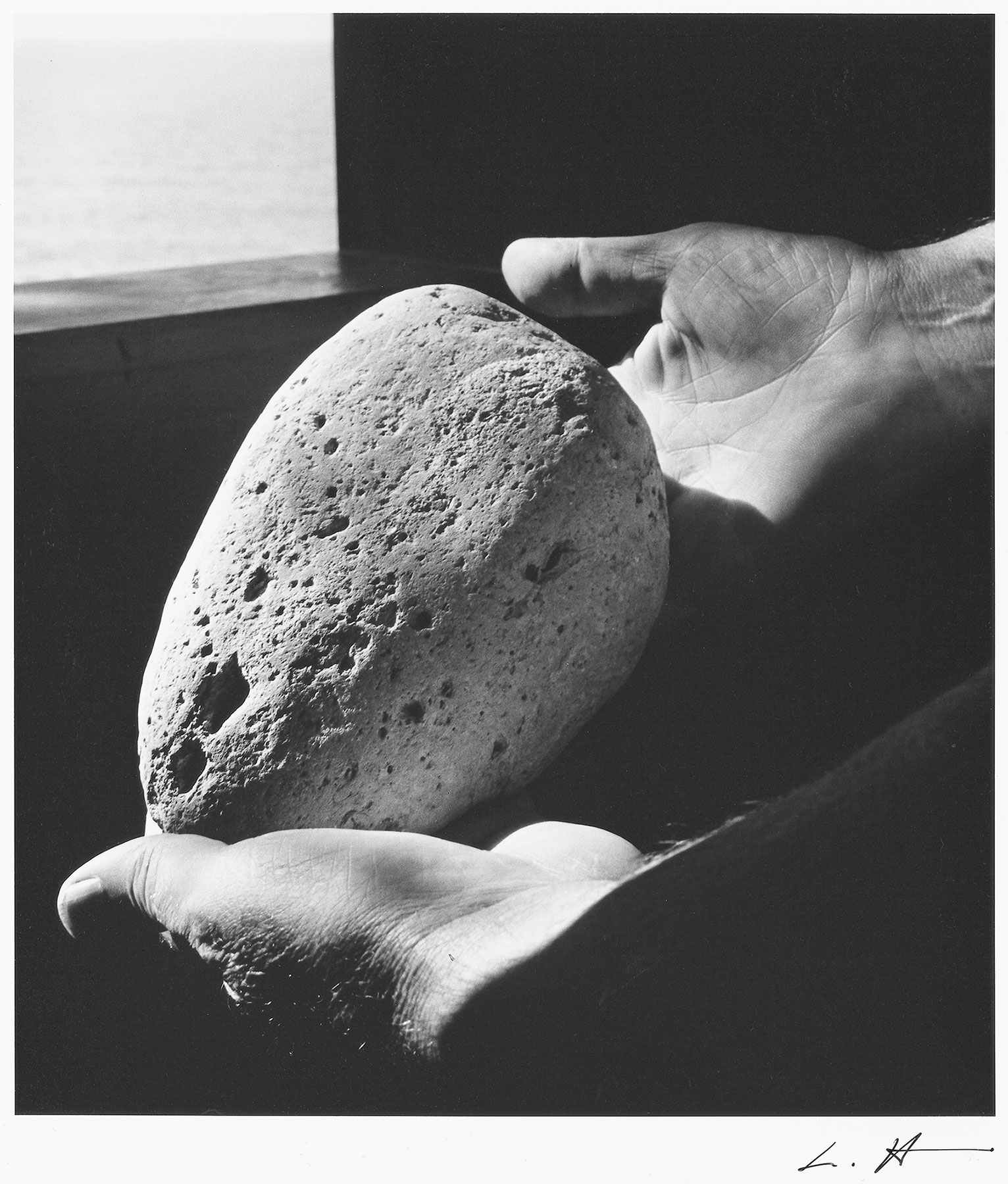 写真「ル・コルビュジエの手の中の小石」