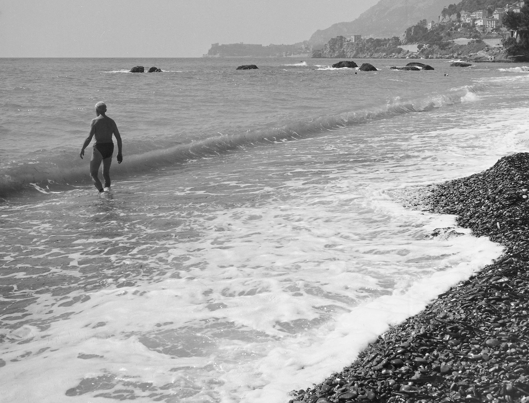 写真「カップ・マルタンの海岸でのル・コルビュジエ」